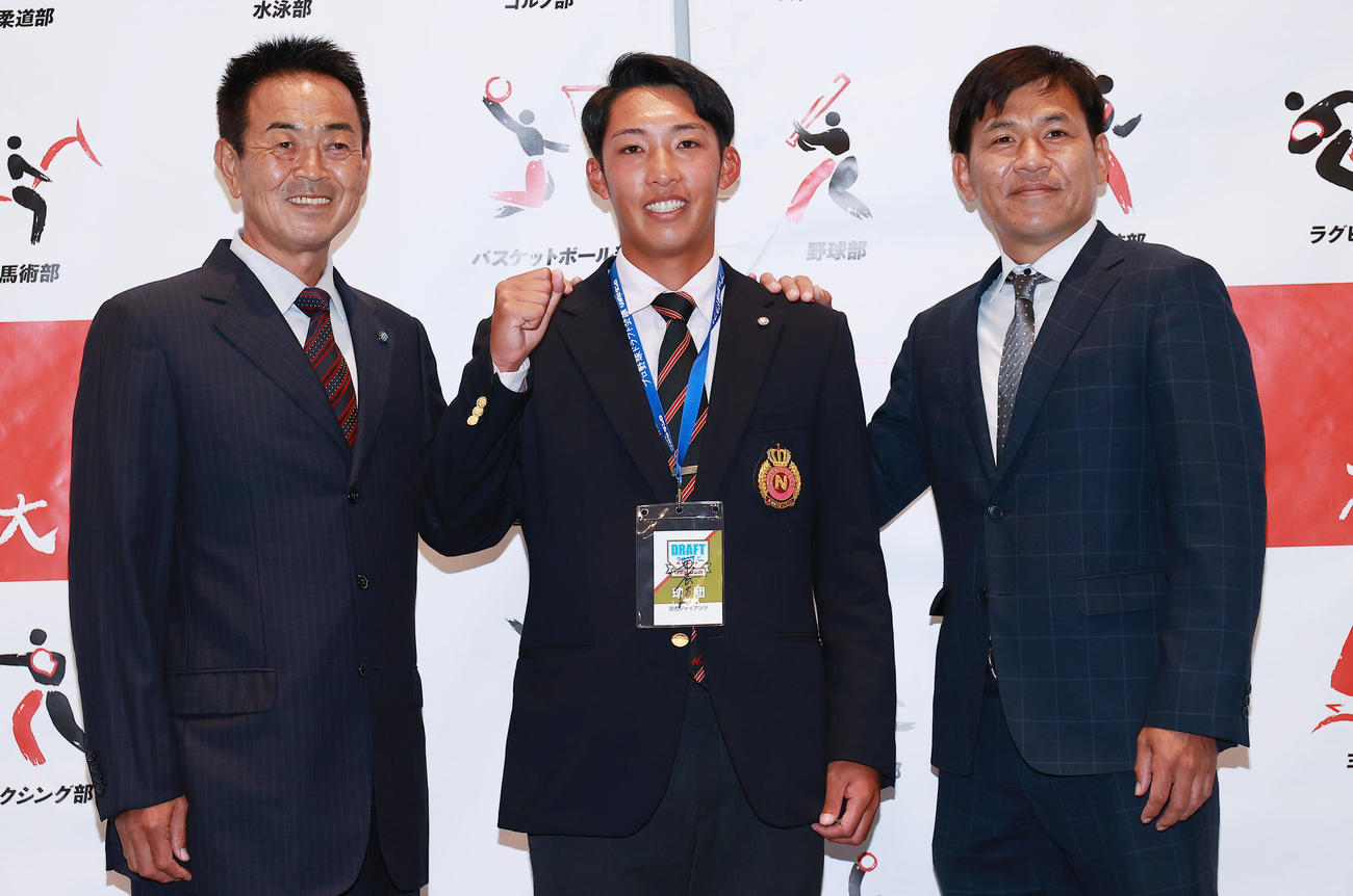 巨人3位指名の日大・赤星（中央）は巨人水野スカウト部長（左）、脇谷スカウト（右）から指名あいさつを受け笑顔（撮影・野上伸悟）