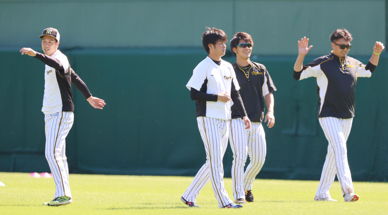 練習を行う、左から青柳、高橋、伊藤将、秋山ら阪神投手陣（撮影・清水貴仁）