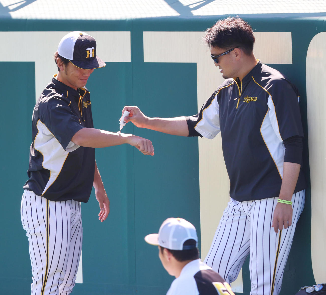 伊藤将は秋山（右）に大量の日焼け止めクリームを付けられる（撮影・清水貴仁）