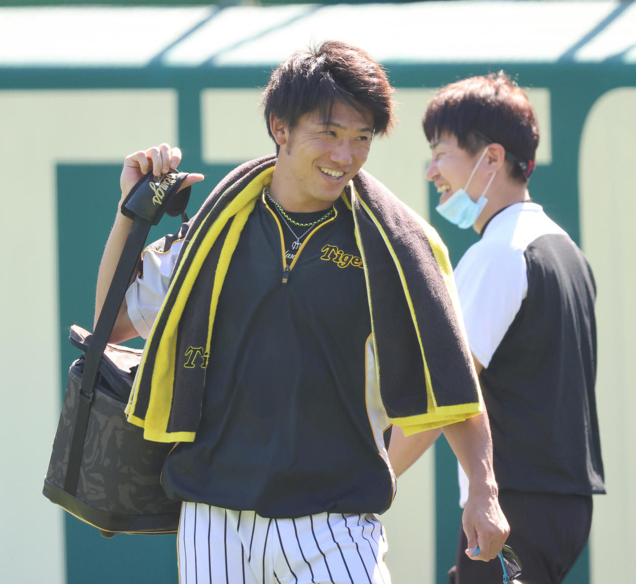 練習中に笑顔をみせる阪神伊藤将（撮影・清水貴仁）