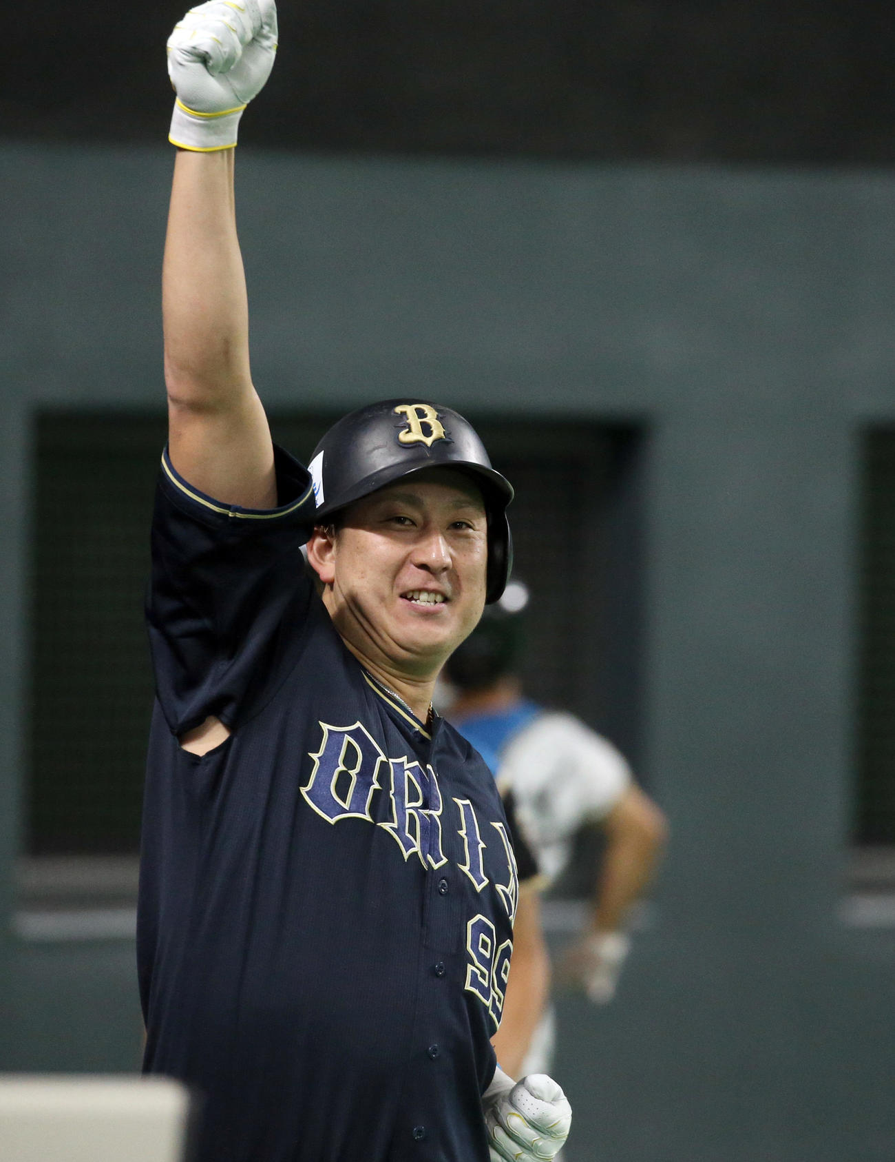 日本ハム対オリックス　4回表オリックス無死一、二塁、先制となる左越え3点本塁打を放ちポーズをとる杉本（撮影・佐藤翔太）