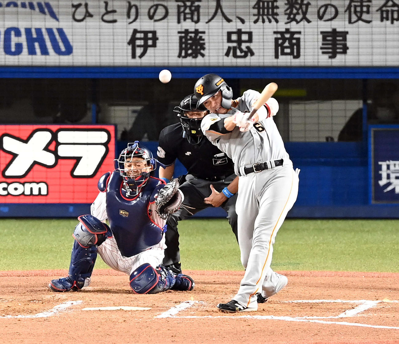 ヤクルト対巨人　7回裏巨人2死二塁、左前に適時打を放つ坂本（撮影・たえ見朱実）