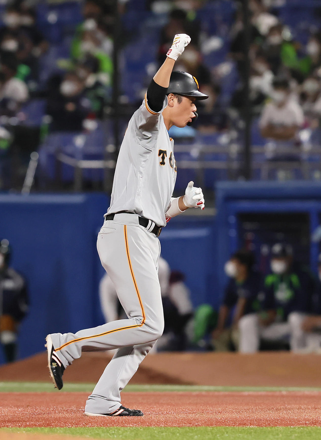 ヤクルト対巨人　7回表巨人2死二塁、坂本は左前適時打を放ちガッツポーズ（撮影・足立雅史）