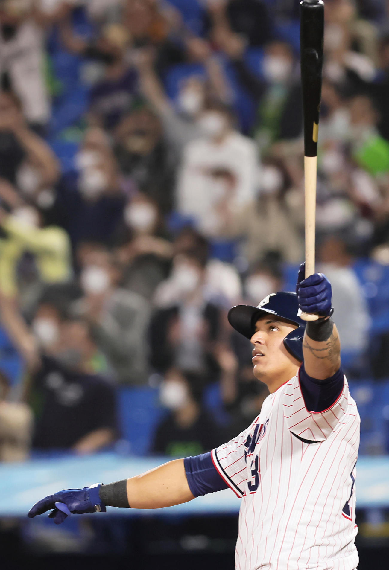 ヤクルト対巨人　7回裏ヤクルト無死一、二塁、オスナは左越え3点本塁打を放ちバットを高々と掲げる（撮影・足立雅史）