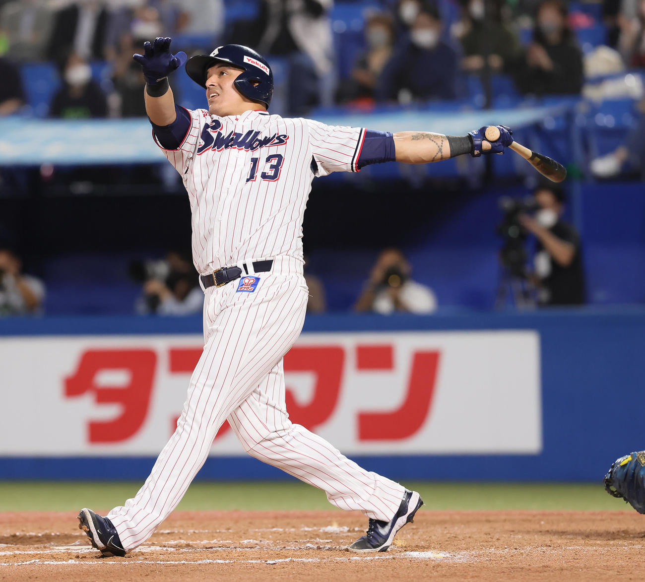 ヤクルト対巨人　7回裏ヤクルト無死一、二塁、オスナは左越え3点本塁打を放つ（撮影・足立雅史）