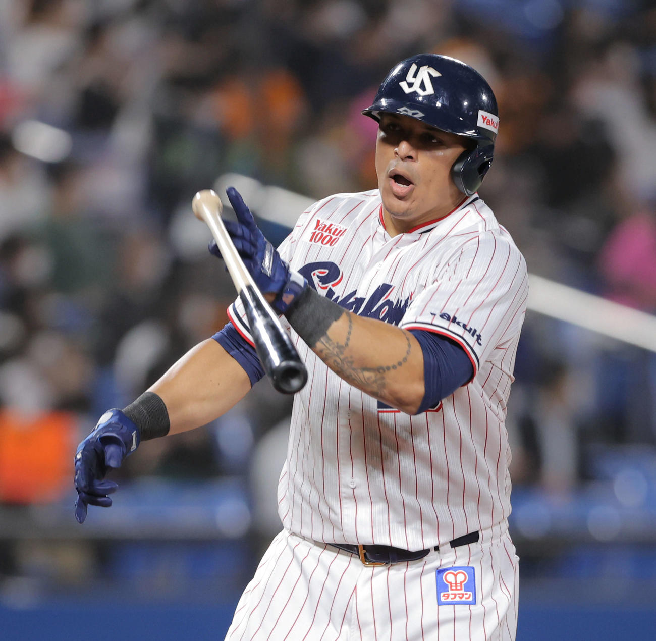 ヤクルト対巨人　7回裏ヤクルト無死一、二塁、逆転の左越え3点本塁打を放つオスナ（撮影・河田真司）