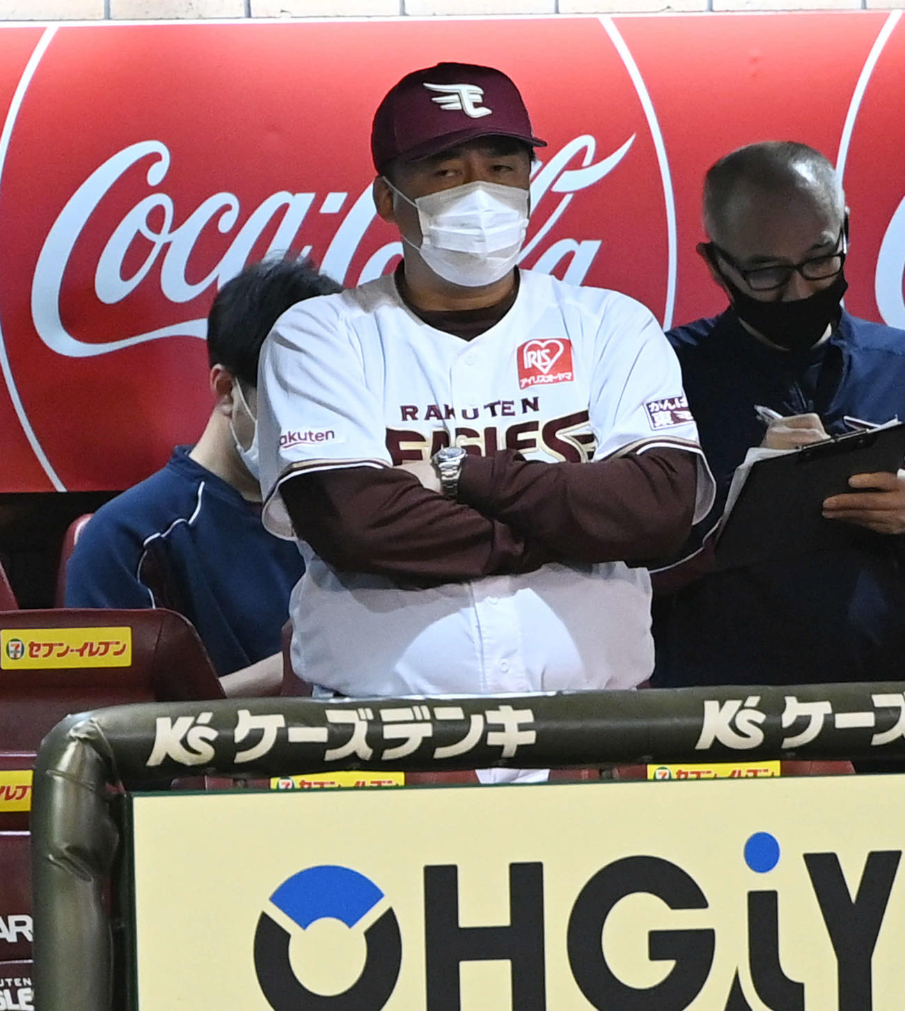 楽天対西武　腕組みして戦況を見守る楽天石井GM兼監督（撮影・山崎安昭）