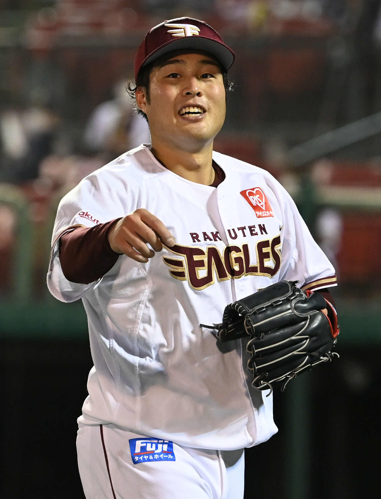 楽天対西武　笑顔でベンチに戻る楽天滝中（撮影・山崎安昭）