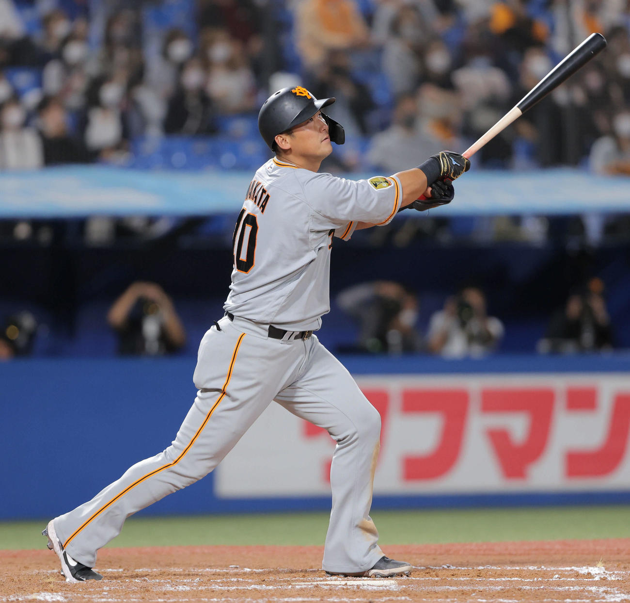 ヤクルト対巨人　8回表巨人無死、右越えソロ本塁打を放つ中田（撮影・河田真司）