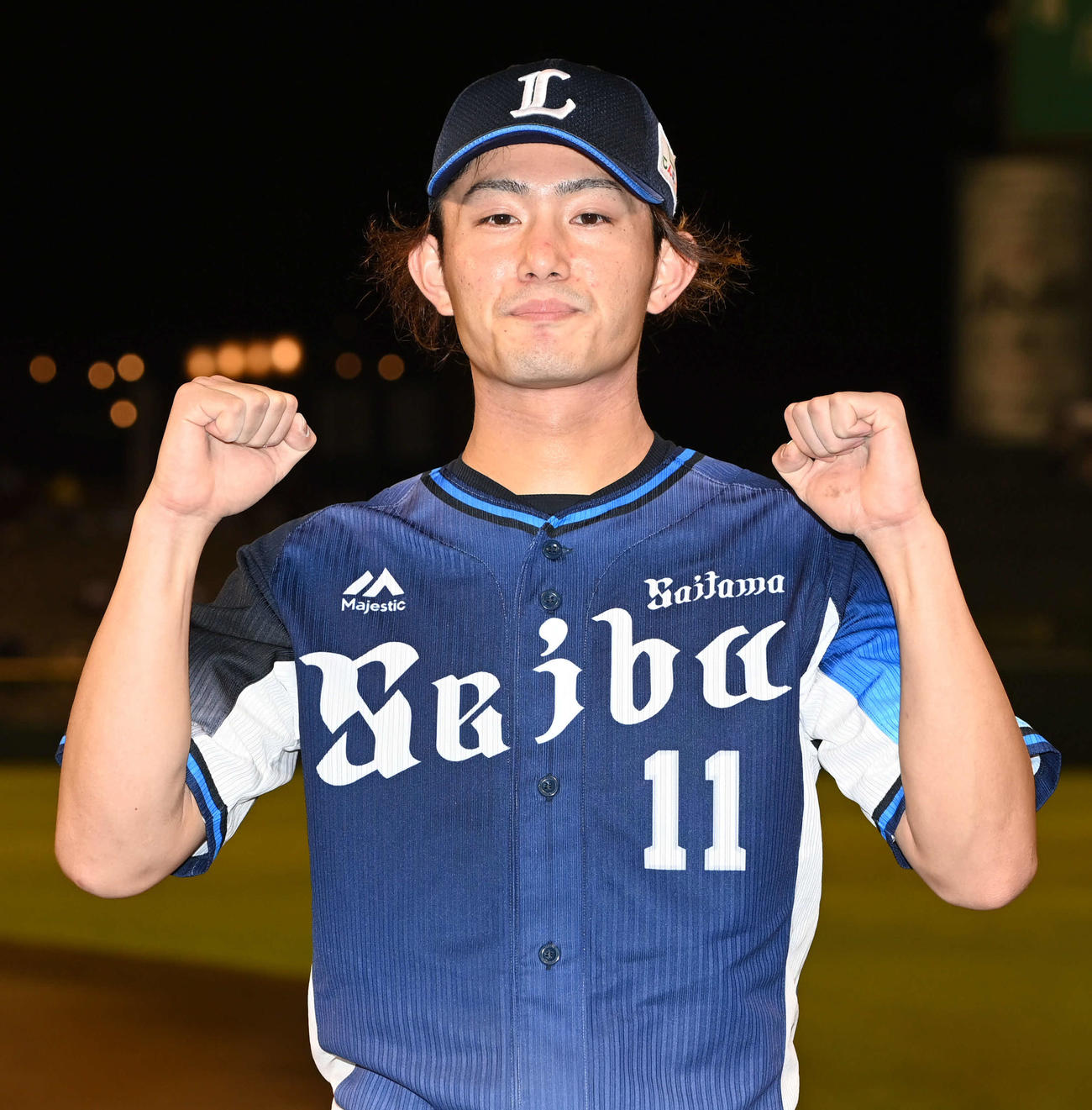 楽天対西武　8勝目を挙げた西武今井はポーズを決める（撮影・山崎安昭）