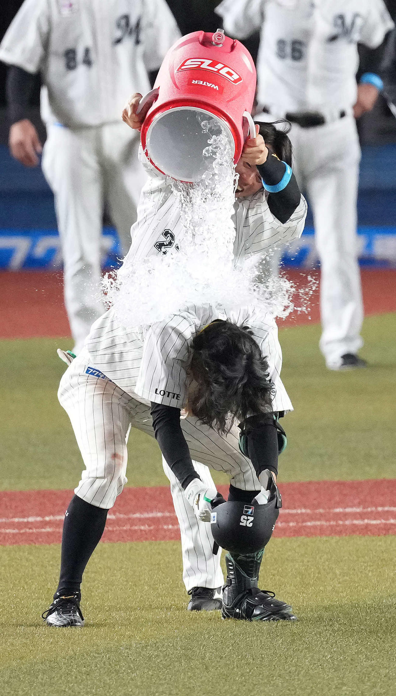 ロッテ対ソフトバンク　9回裏ロッテ2死一塁、サヨナラ本塁打を放った岡（下）は三木から氷水をかけられる（撮影・鈴木みどり）