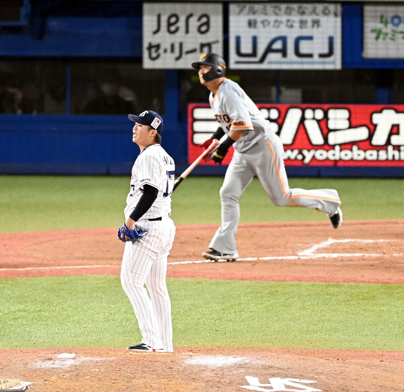 ヤクルト対巨人　8回表巨人無死、中田翔にソロ本塁打を許す清水（撮影・たえ見朱実）