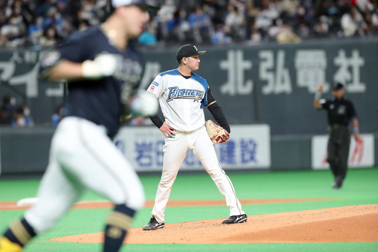 日本ハム対オリックス　4回表オリックス無死一、二塁、杉本（左手間）に先制となる左越え3点本塁打を浴びる日本ハム立野（撮影・佐藤翔太）