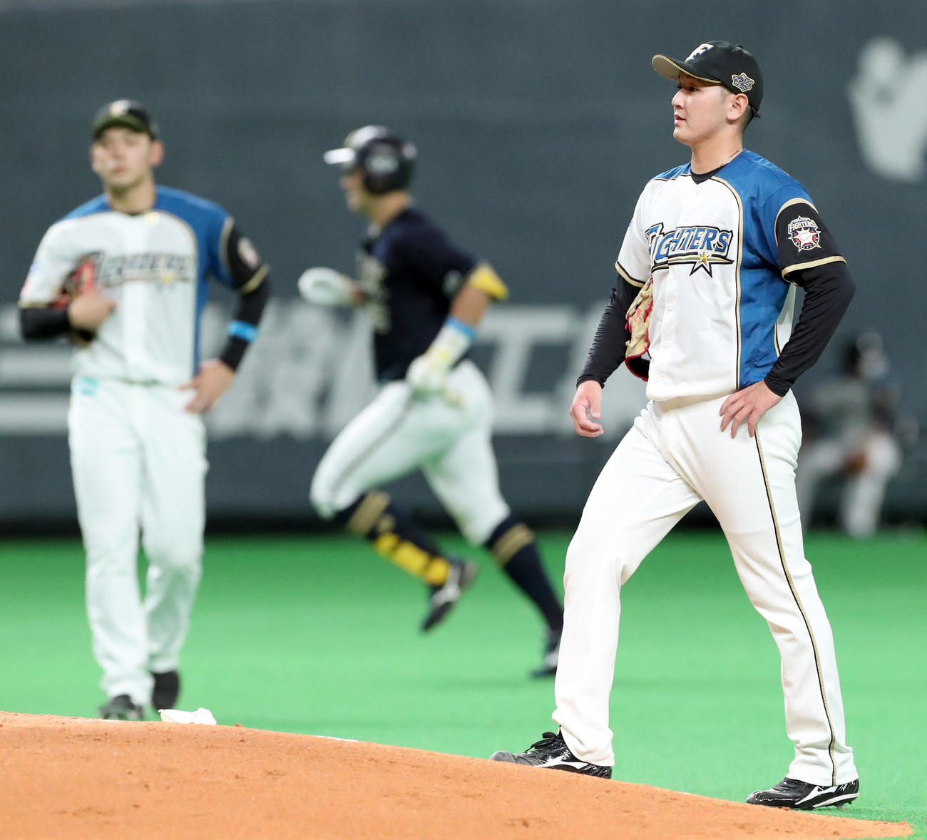 日本ハム対オリックス　4回表オリックス無死一、二塁、杉本（中央）に先制となる左越え3点本塁打を浴びる日本ハム立野（撮影・佐藤翔太）