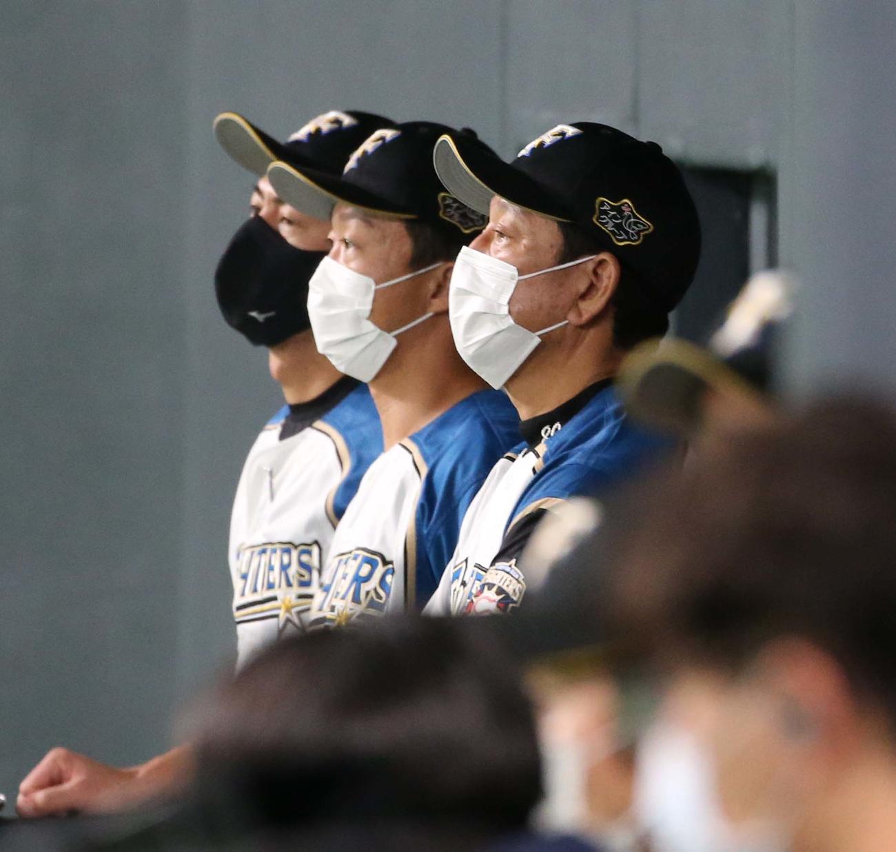 日本ハム対オリックス　ベンチで試合委を見つめる栗山監督（右）（撮影・黒川智章）