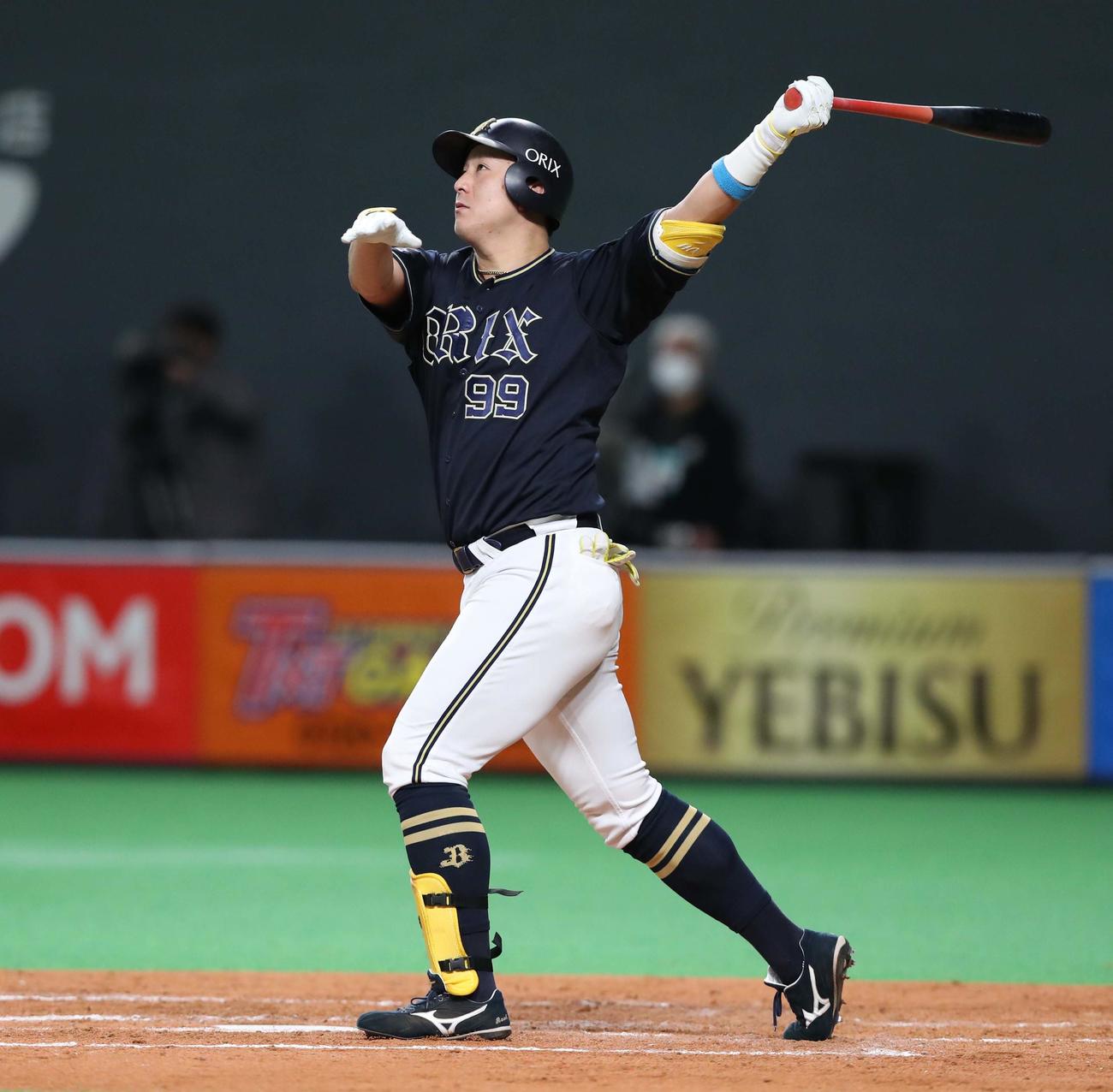 日本ハム対オリックス　4回表オリックス無死一、二塁、左越え3点本塁打を放つ杉本（撮影・黒川智章）
