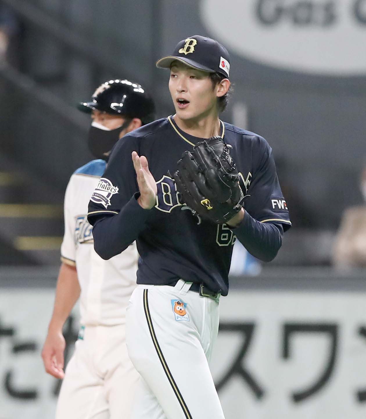 日本ハム対オリックス　2回裏、打者を3人で抑えグラブをたたく山崎颯（撮影・黒川智章）