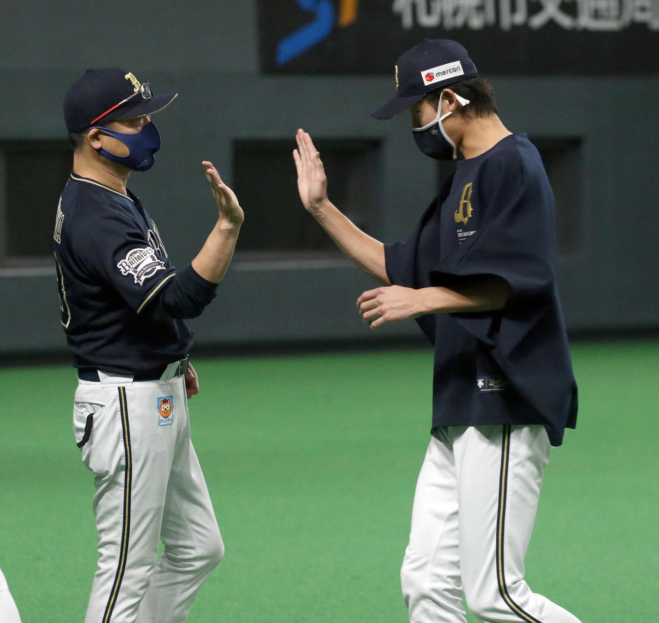 日本ハム対オリックス　試合終了後、オリックス中嶋監督（左）は山崎颯を出迎える（撮影・佐藤翔太）