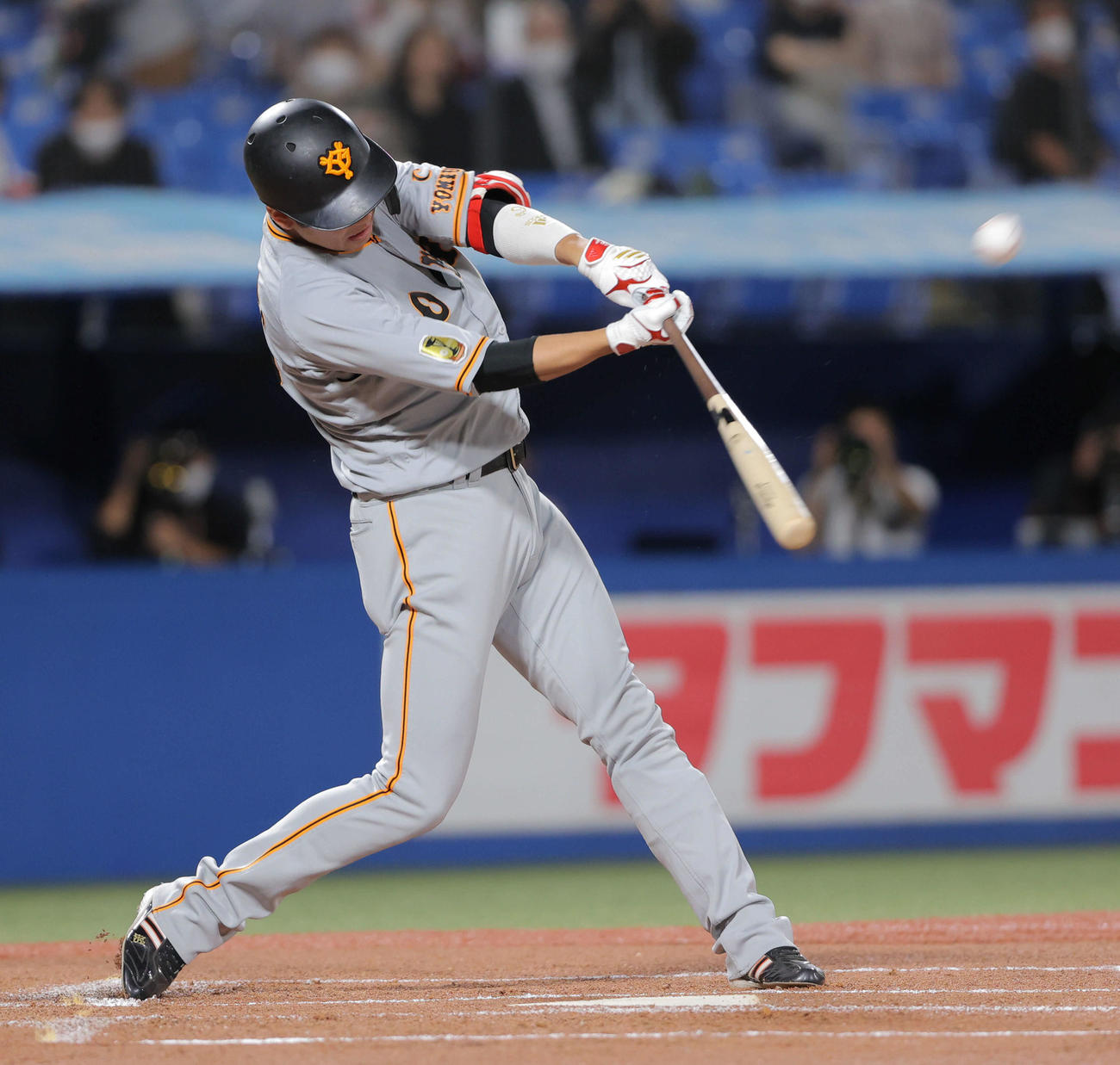 ヤクルト対巨人　1回表巨人1死、右越え先制ソロ本塁打を放つ坂本（撮影・河田真司）