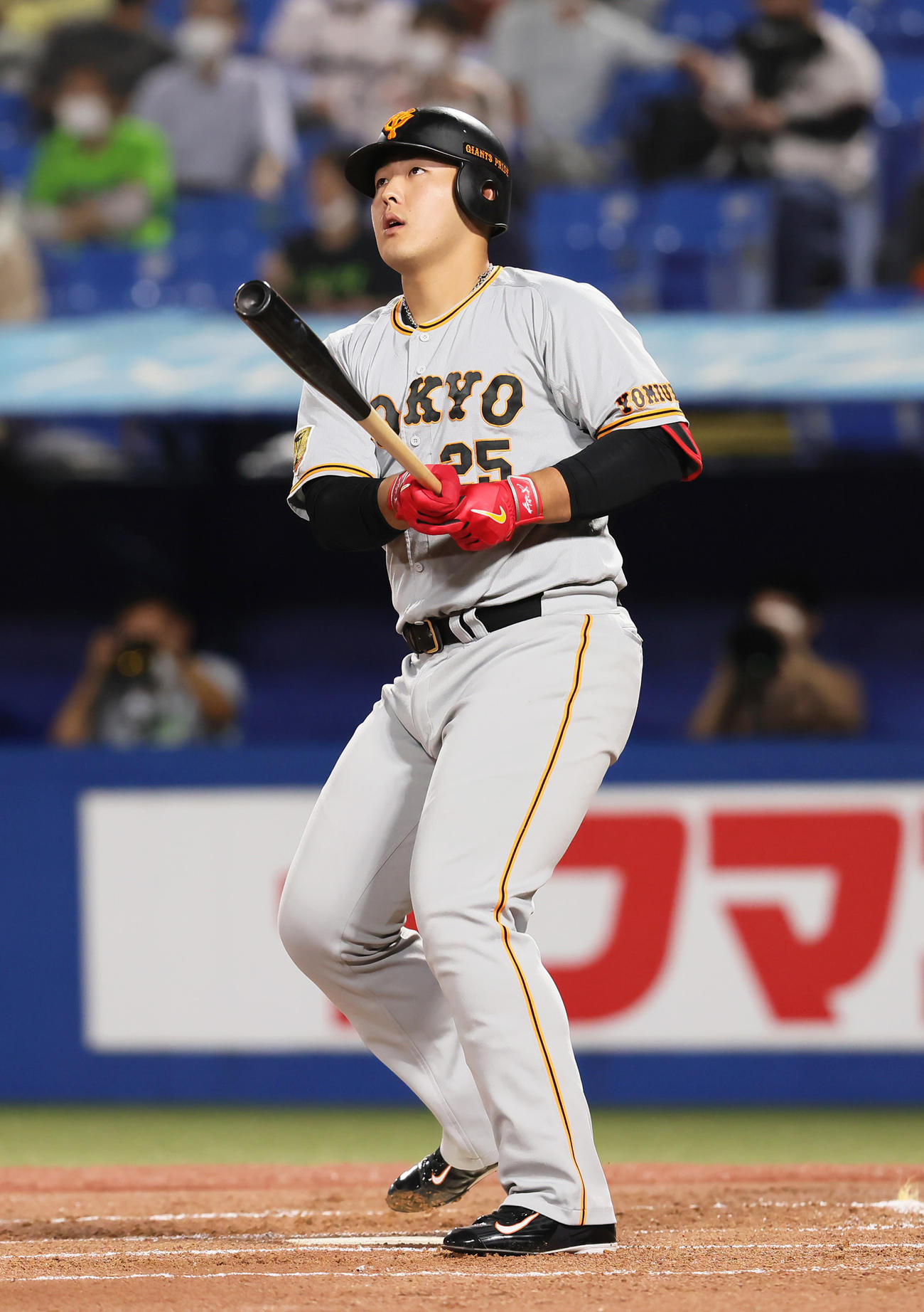 ヤクルト対巨人　1回表巨人1死一塁、岡本和は左越え2点本塁打を放つ（撮影・足立雅史）