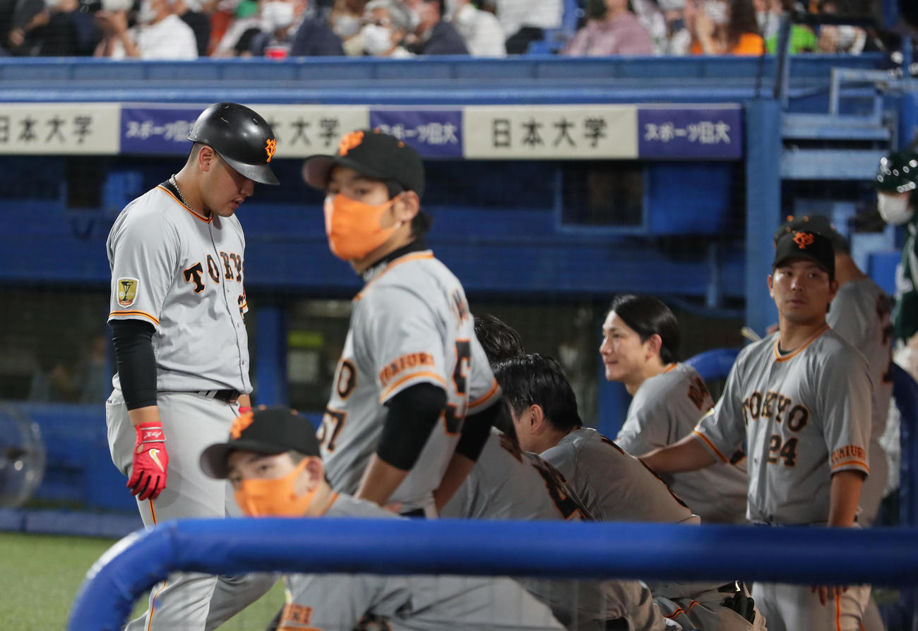 ヤクルト対巨人　9回表巨人1死一塁、三ゴロに倒れベンチに戻った岡本和（左端）（撮影・足立雅史）