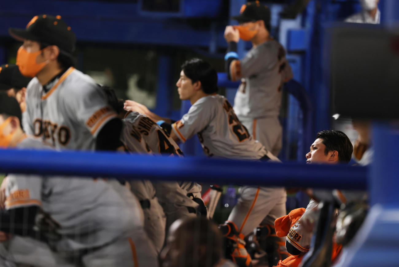 ヤクルト対巨人　9回表巨人無死、右飛に倒れた坂本（右端）はベンチでがっくりとする（撮影・足立雅史）