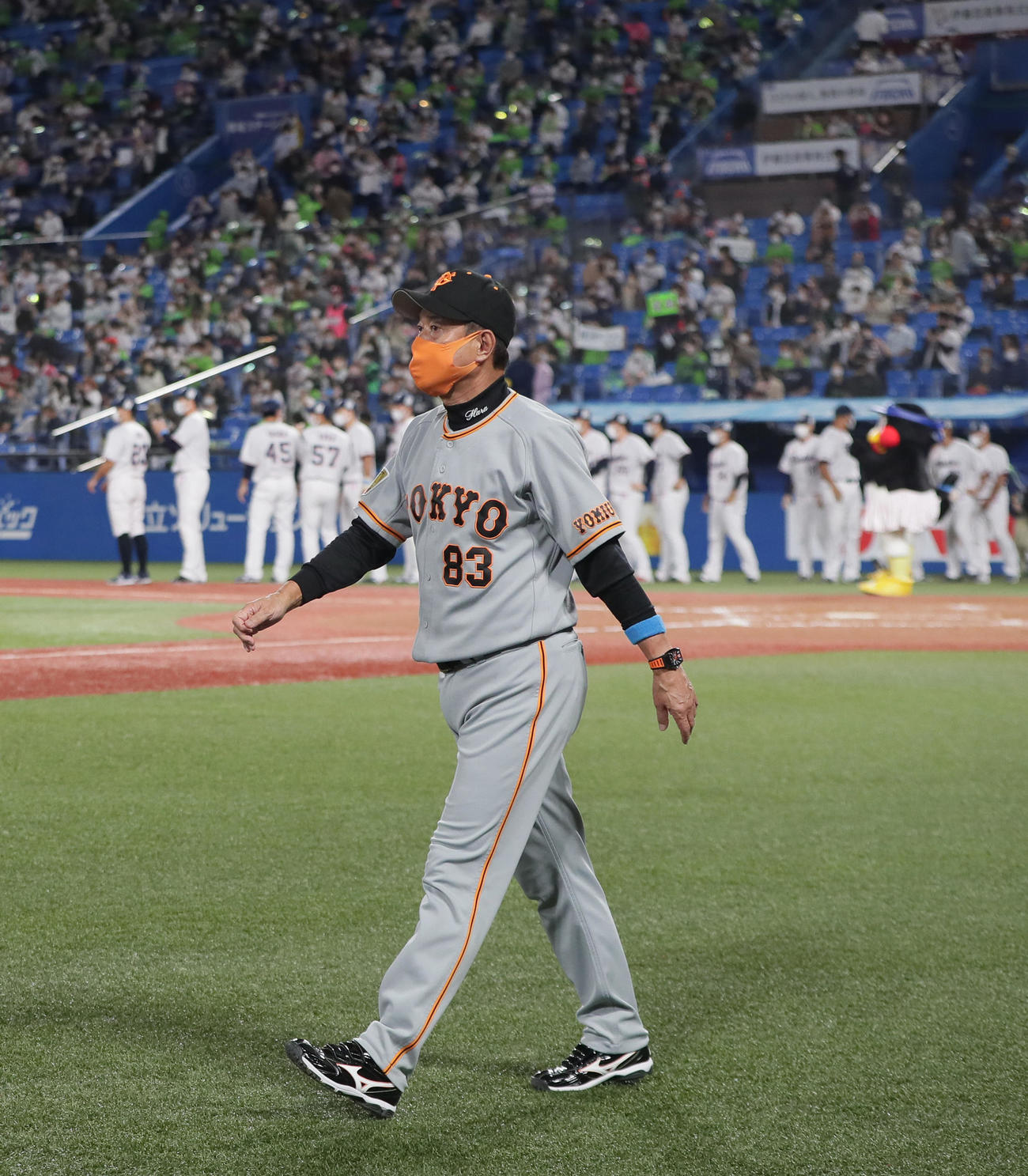 ヤクルト対巨人　喜ぶヤクルトナインを横目に引き揚げる巨人原監督（撮影・足立雅史）