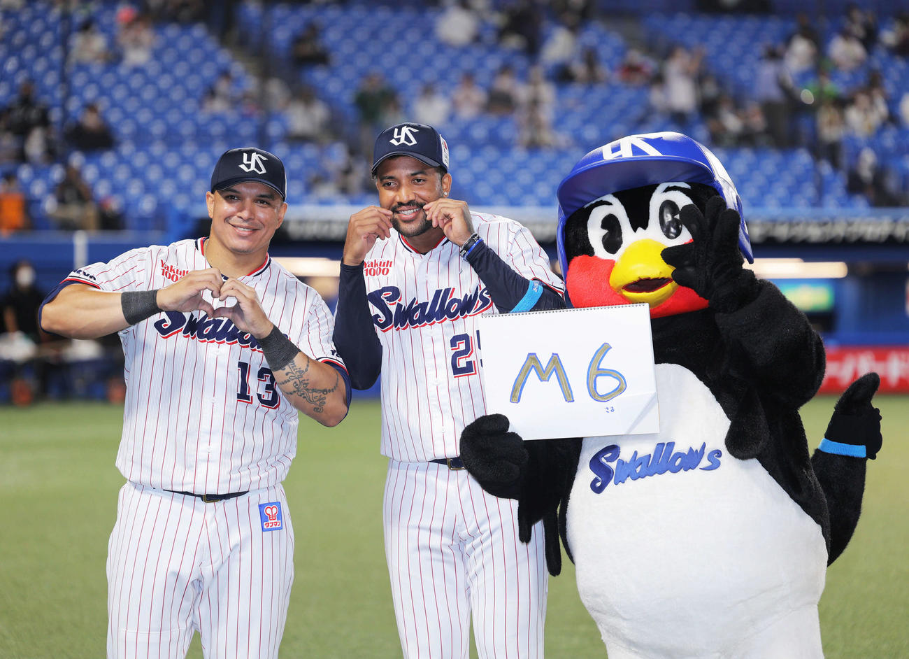 ヤクルト対巨人　巨人に勝利し、笑顔でポーズし写真に納まるオスナ（左）とサンタナ（撮影・河田真司）