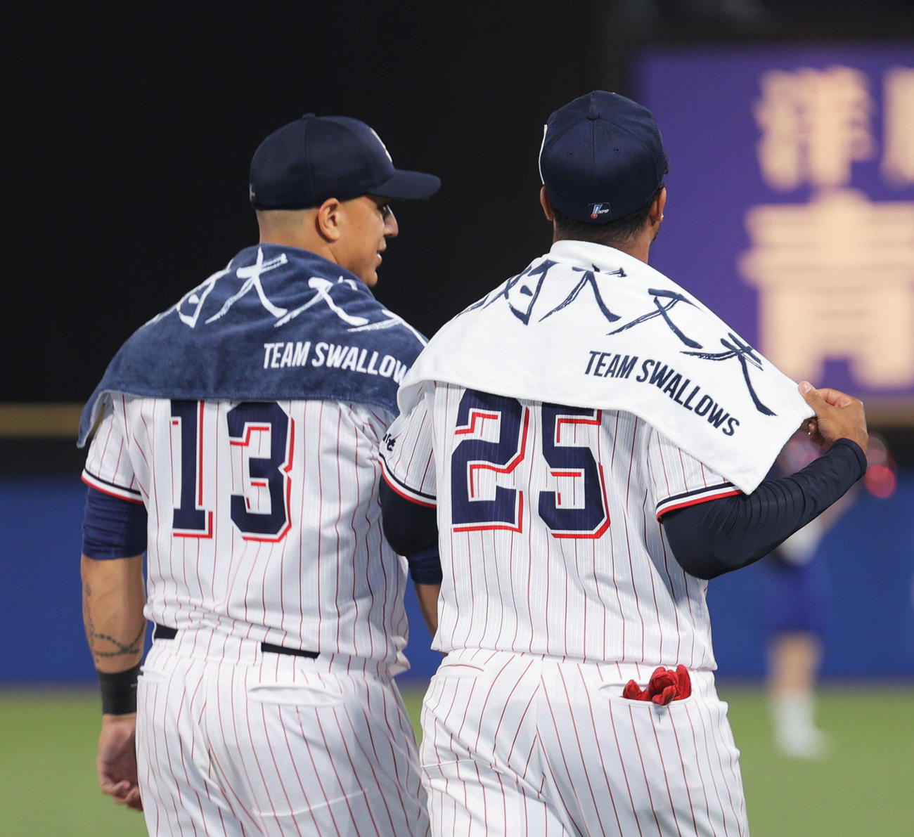 ヤクルト対巨人　「絶対大丈夫」タオルを肩に掛け引き揚げるヤクルトのオスナ（左）とサンタナ（撮影・河田真司）