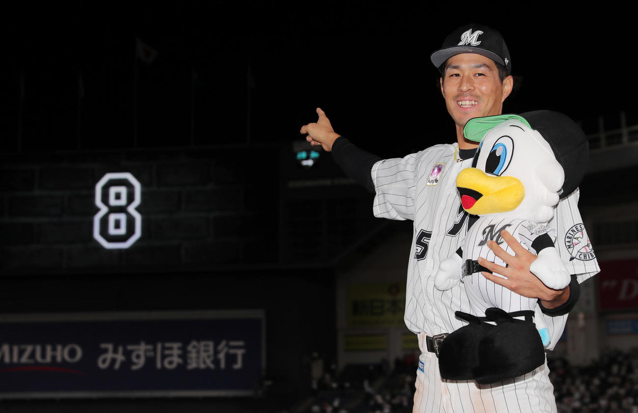 ロッテ対ソフトバンク　ソフトバンクにサヨナラ勝ちしヒーローのロッテ岡は8の文字を指さし笑顔で写真に納まる（撮影・垰建太）