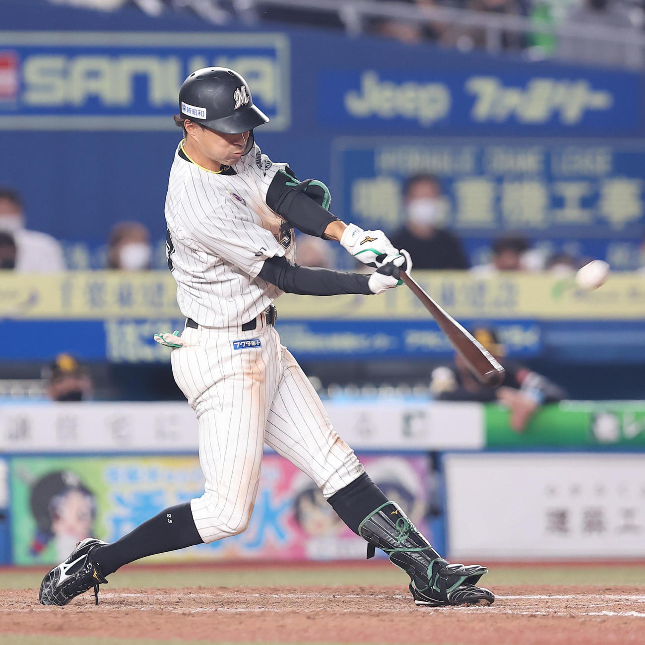 ロッテ対ソフトバンク　9回裏ロッテ2死一塁、サヨナラ2点本塁打を放つ岡（撮影・垰建太）