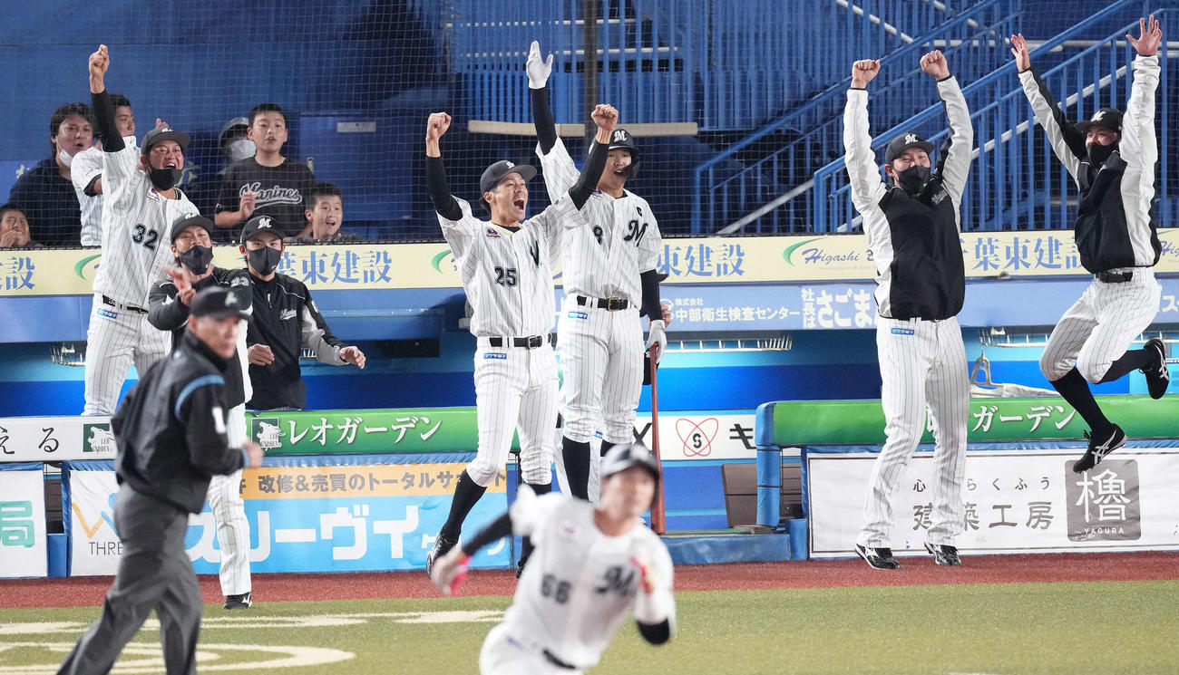ロッテ対ソフトバンク　5回裏ロッテ2死、加藤の左越えソロ本塁打に沸くロッテベンチ（撮影・鈴木みどり）