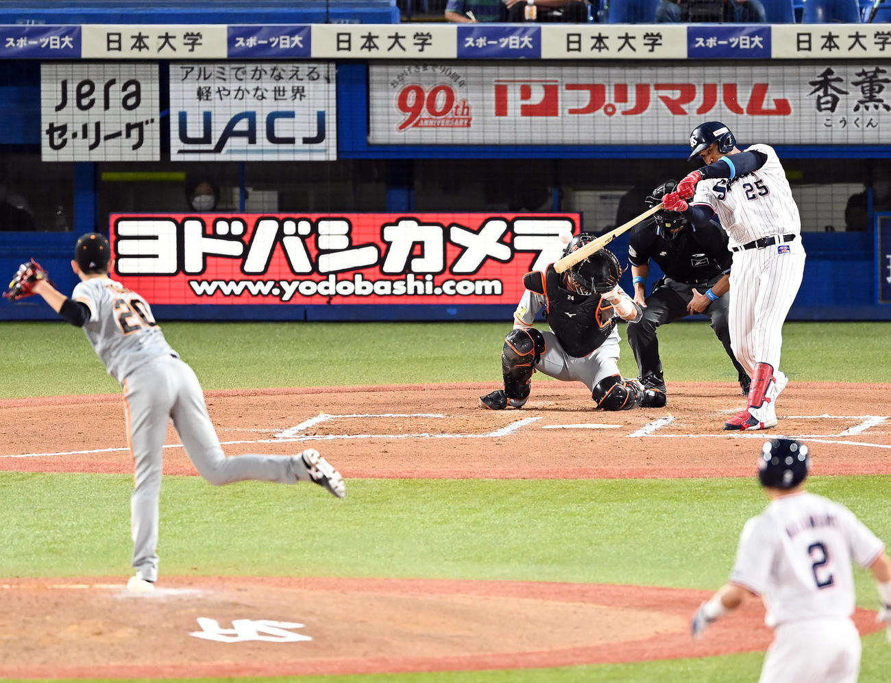 ヤクルト対巨人　6回裏ヤクルト無死二塁、同点の2点本塁打を放つサンタナ。投手戸郷（撮影・たえ見朱実）