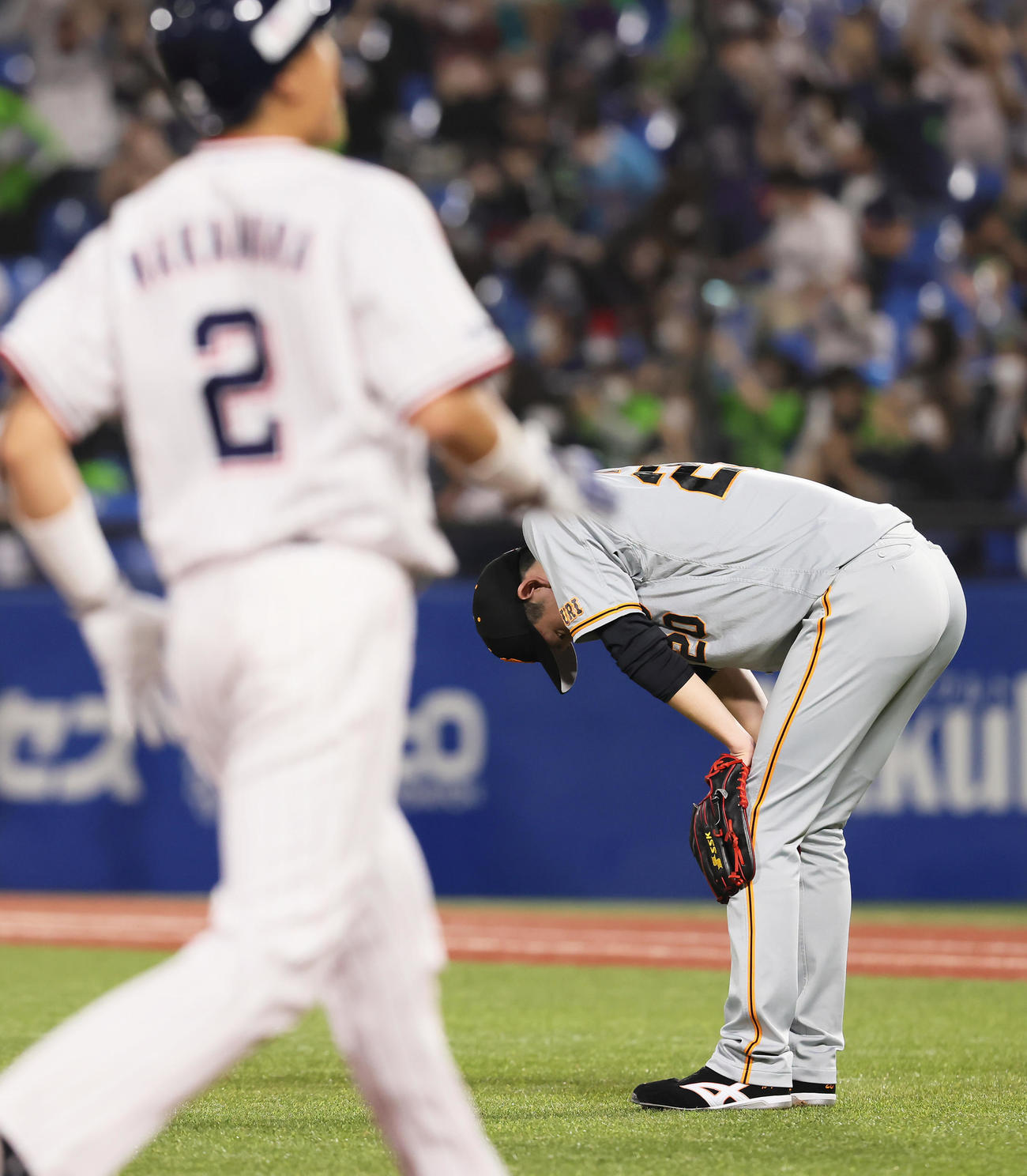 ヤクルト対巨人　6回裏ヤクルト無死二塁、サンタナに中越え2点本塁打を浴びがっくりとする戸郷（撮影・足立雅史）