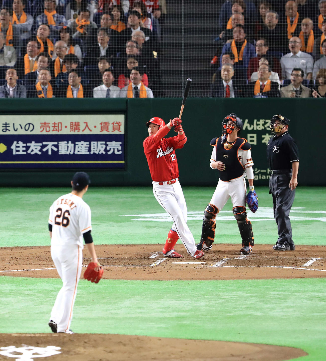 2打席連続となる3点本塁打を放つ新井（2017年4月12日撮影）