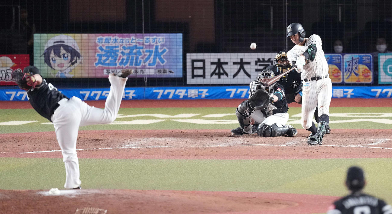 ロッテ対ソフトバンク　9回裏ロッテ2死一塁、左中間にサヨナラ2点本塁打を放つ岡。投手森（撮影・鈴木みどり）