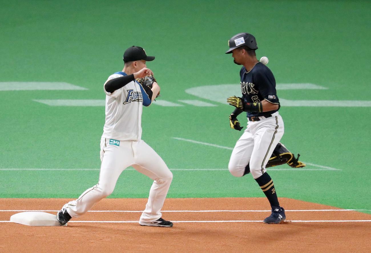 日本ハム対オリックス　1回表オリックス1死、投ゴロの送球が宗に当たる（撮影・黒川智章）