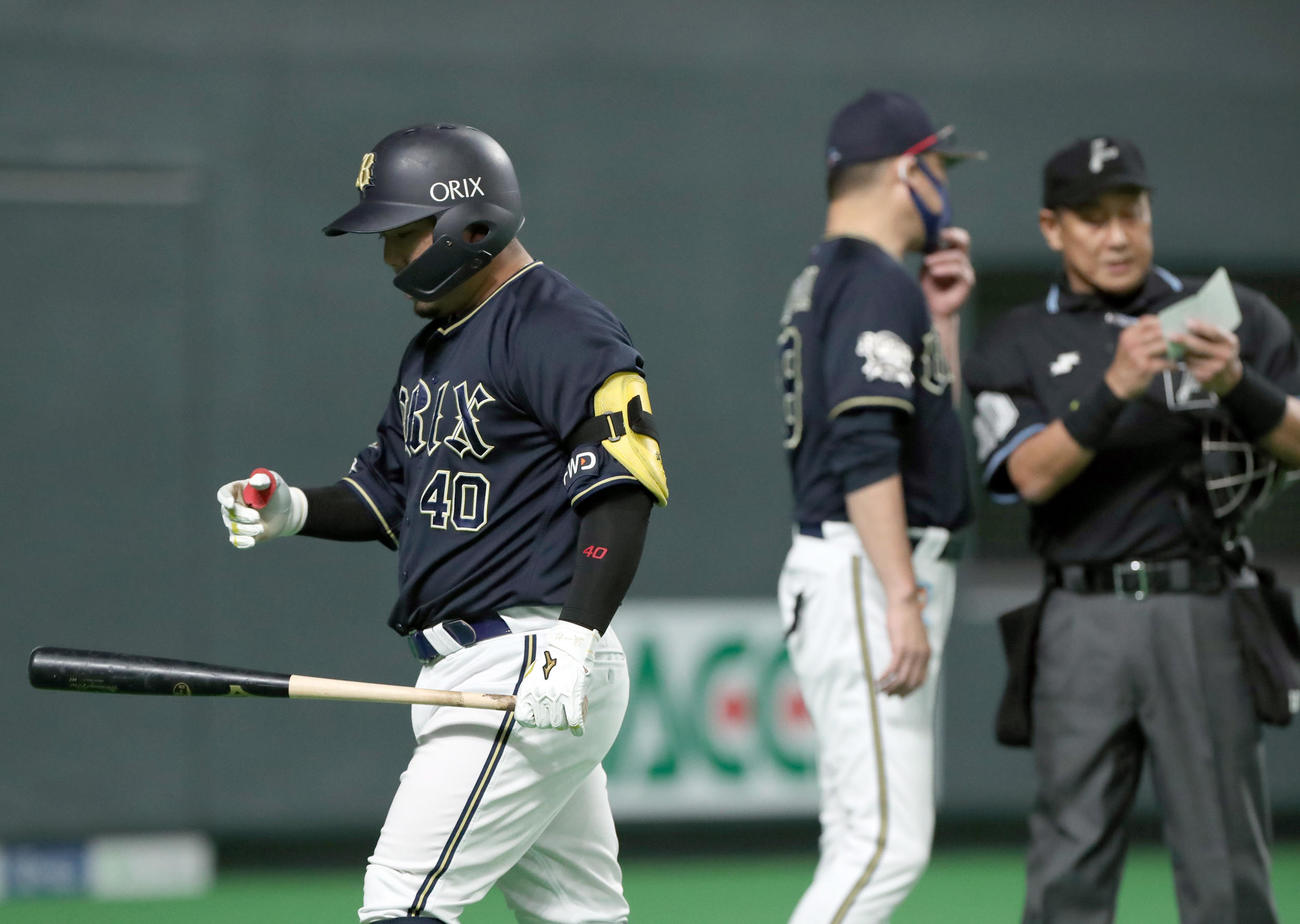 日本ハム対オリックス　7回表オリックス2死一、二塁、見逃し三振に終わる大下。右奥は選手交代を告げる中嶋監督（撮影・佐藤翔太）