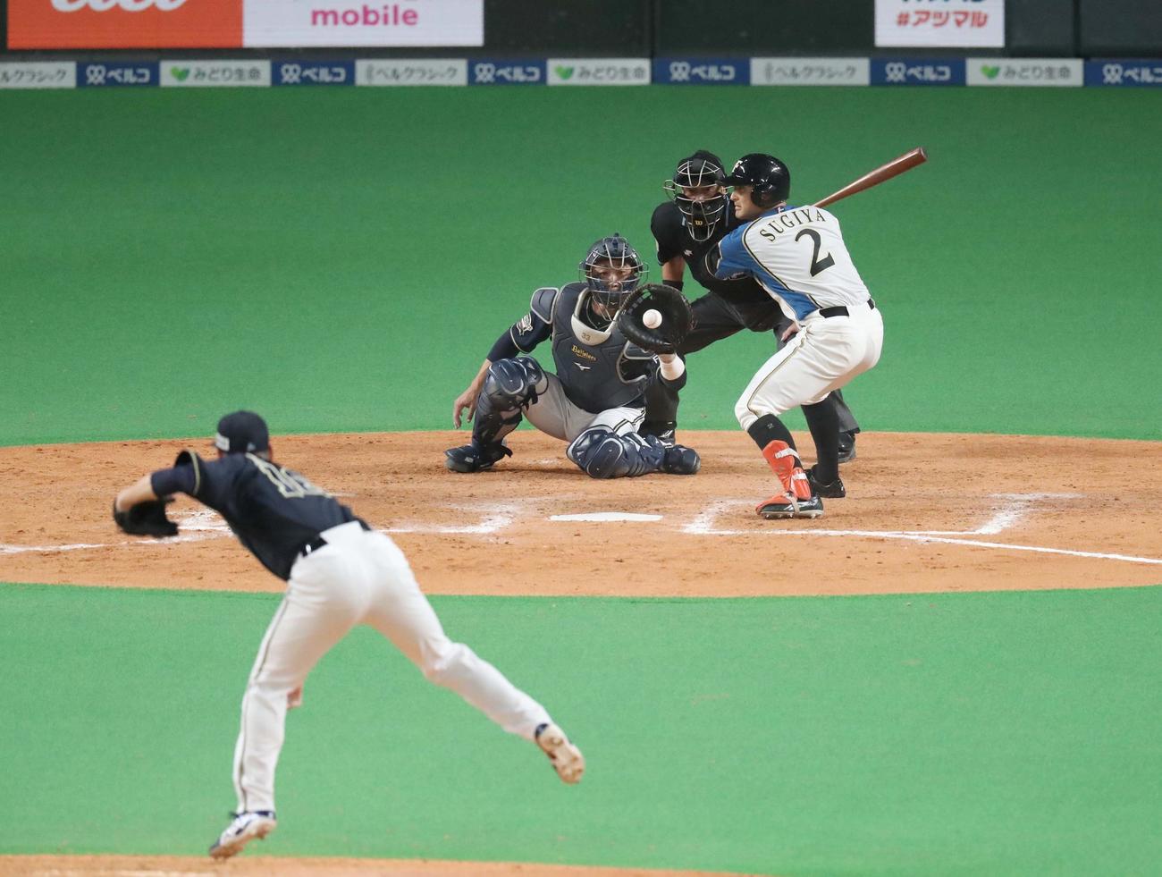 日本ハム対オリックス　9回裏日本ハム2死、右打席に入り見逃し三振に終わる杉谷（撮影・黒川智章）