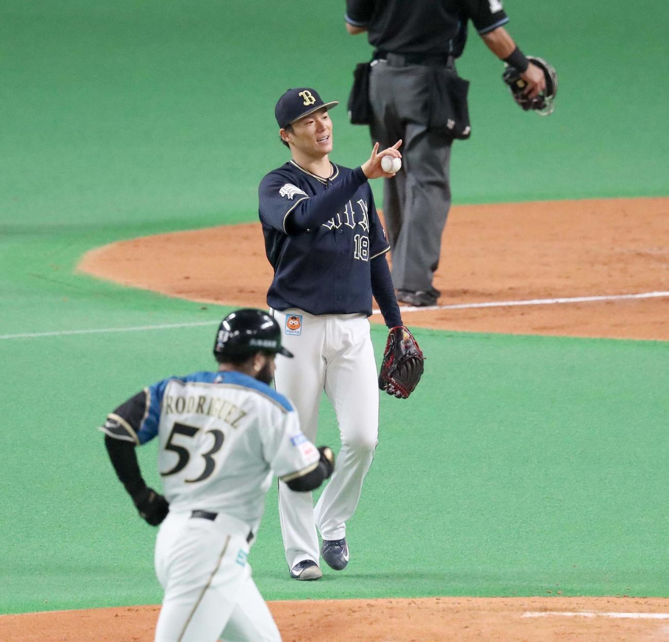 日本ハム対オリックス　2回裏日本ハム1死、R・ロドリゲスを三ゴロにとり笑顔の山本（撮影・黒川智章）