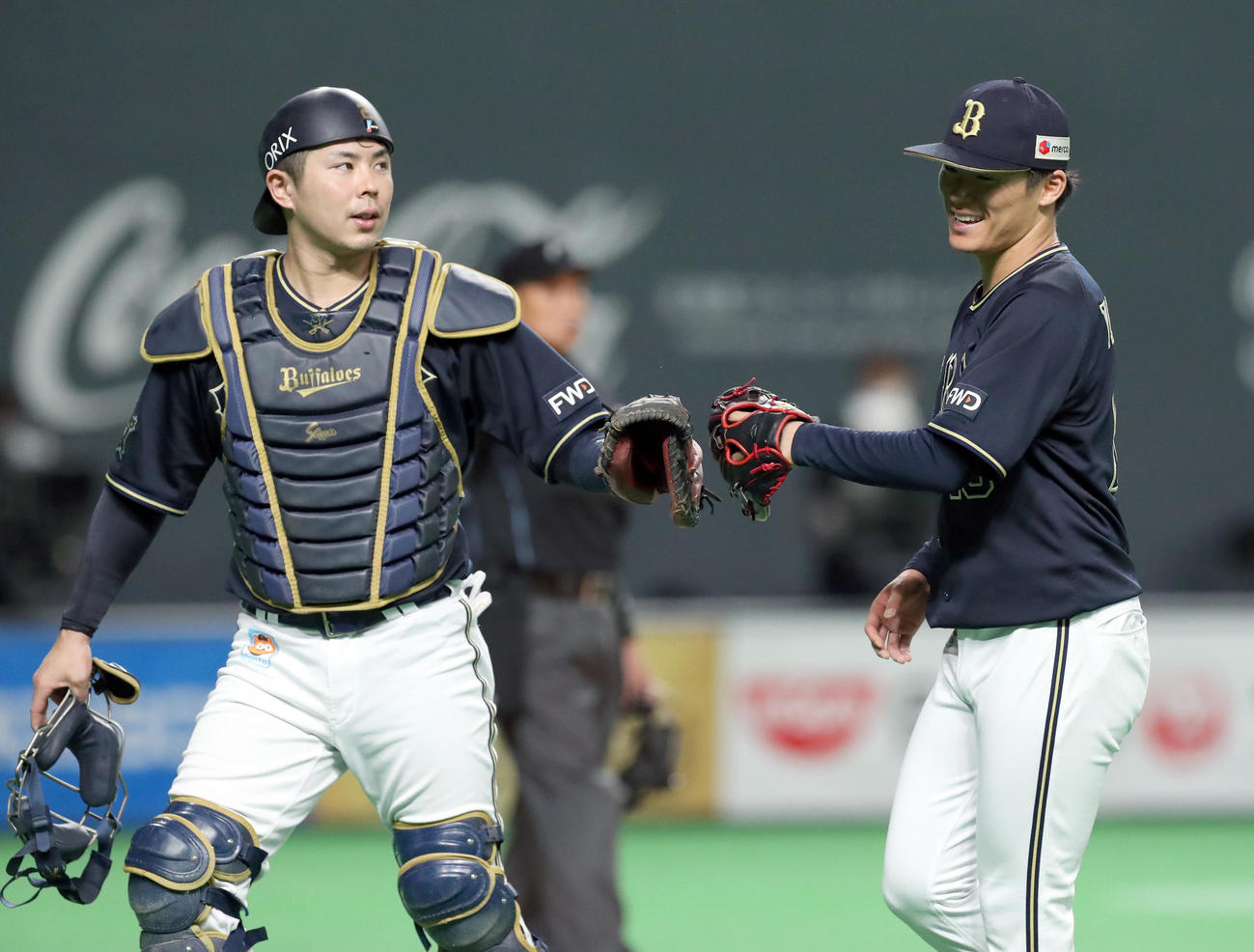 日本ハム対オリックス　3回裏日本ハム2死一、二塁、近藤を二ゴロに仕留めタッチをしながらベンチに戻るオリックス若月と山本（撮影・佐藤翔太）