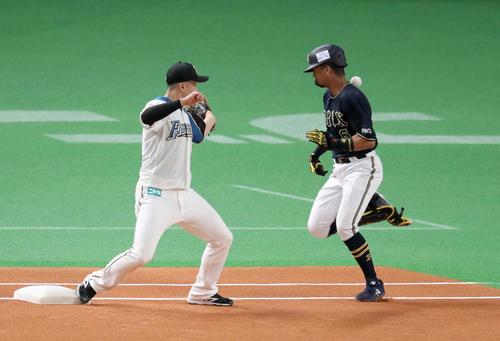 日本ハム対オリックス　1回表オリックス1死、投ゴロの送球が宗に当たる（撮影・黒川智章）