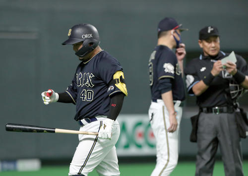 日本ハム対オリックス　7回表オリックス2死一、二塁、見逃し三振に終わる大下。右奥は選手交代を告げる中嶋監督（撮影・佐藤翔太）