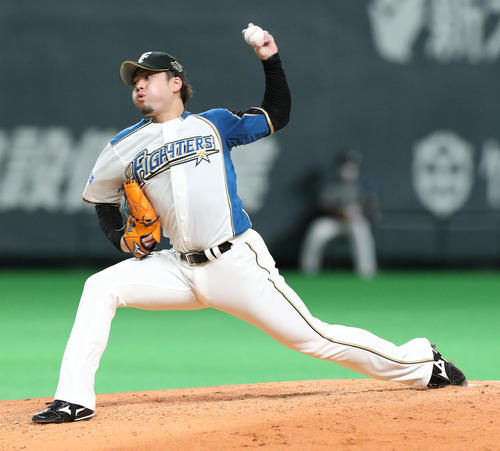 日本ハム対オリックス　8回から登板する日本ハム堀（撮影・佐藤翔太）