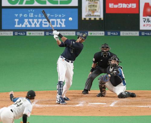 日本ハム対オリックス　8回表オリックス2死一、二塁、中前適時打を放つモヤ（撮影・黒川智章）