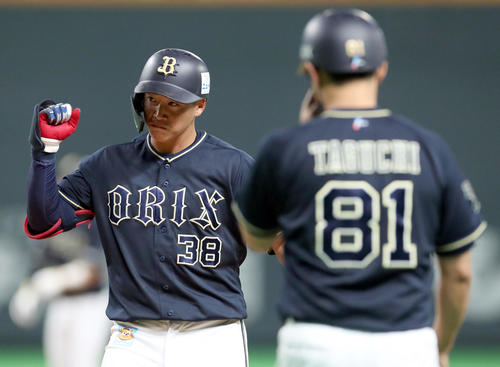 日本ハム対オリックス　2回表オリックス2死一塁、来田は右前打を放つ（撮影・佐藤翔太）