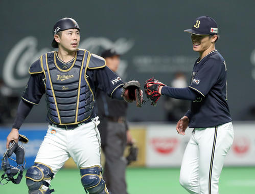 日本ハム対オリックス　3回裏日本ハム2死一、二塁、近藤を二ゴロに仕留めタッチをしながらベンチに戻るオリックス若月と山本（撮影・佐藤翔太）