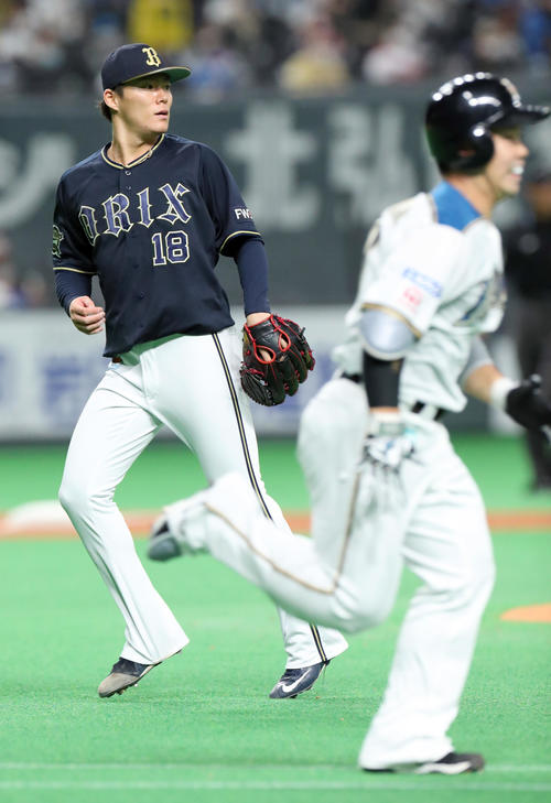 日本ハム対オリックス　3回裏日本ハム2死一、二塁、オリックス山本（左奥）は近藤を二ゴロに仕留める（撮影・佐藤翔太）