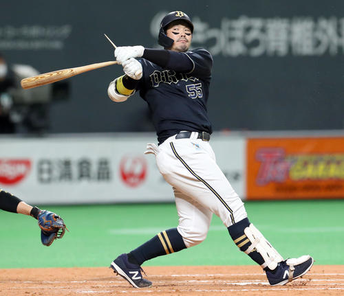 日本ハム対オリックス　4回表オリックス2死、スイングした際にのバットが折れるT－岡田（撮影・佐藤翔太）