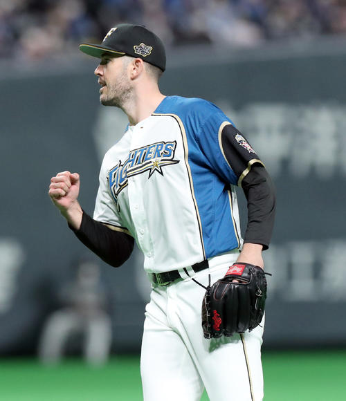 日本ハム対オリックス　4回表オリックス2死二塁、安達を三振にとりガッツポーズをする日本ハム・バーヘイゲン（撮影・佐藤翔太）